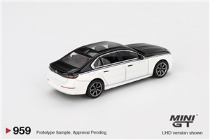 BMW i7 xDrive60 Alpine White/Black Sapphire (RHD)