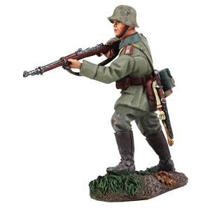 1916-18 German Infantryman Approaching with Caution