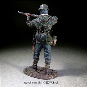 B25121 German Grenadier in Parka Standing Firing K98