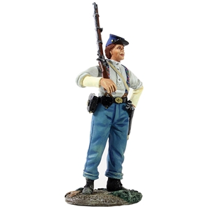 B31226 Federal Infantryman in Shirtsleeves with Shouldered Musket