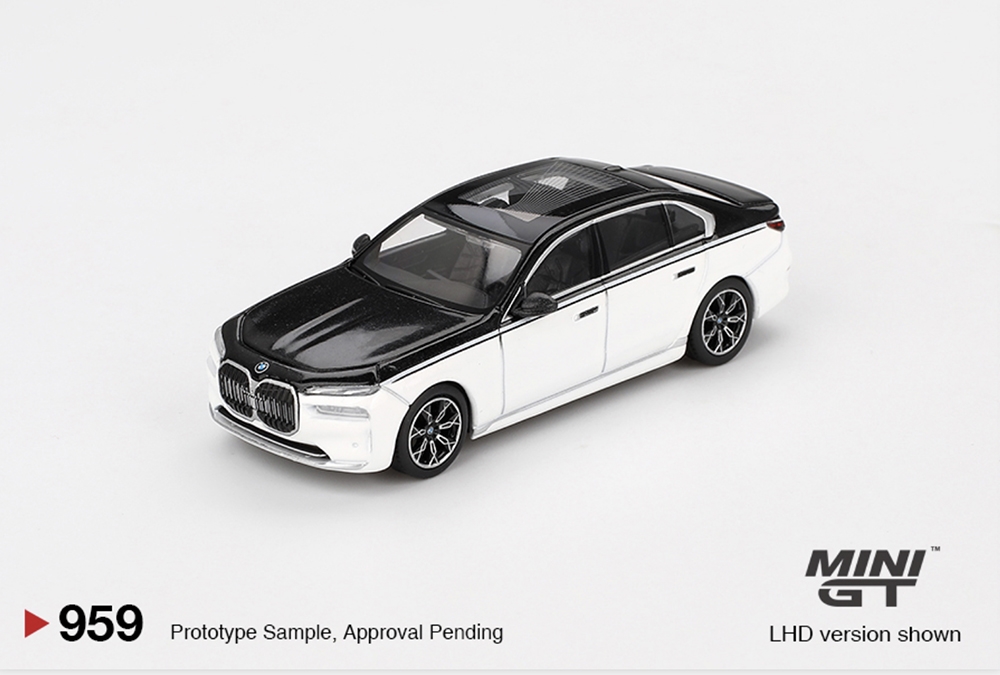 BMW i7 xDrive60 Alpine White/Black Sapphire (RHD)